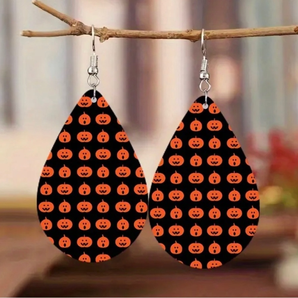 NWT wooden Halloween October pumpkin earrings
